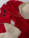 Pull rouge porté de face avec fleur — Amenti Collection