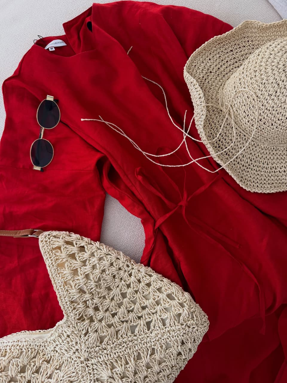Pull rouge porté de face avec fleur — Amenti Collection