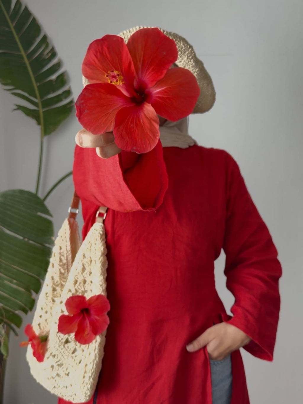 Pull rouge à plat avec chapeau, sac en crochet et lunettes — Amenti Collection